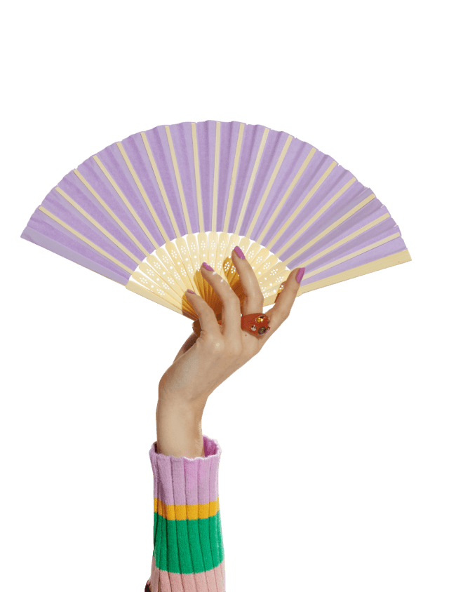 Hand mit bunten Ärmel hält einen Fächer hoch